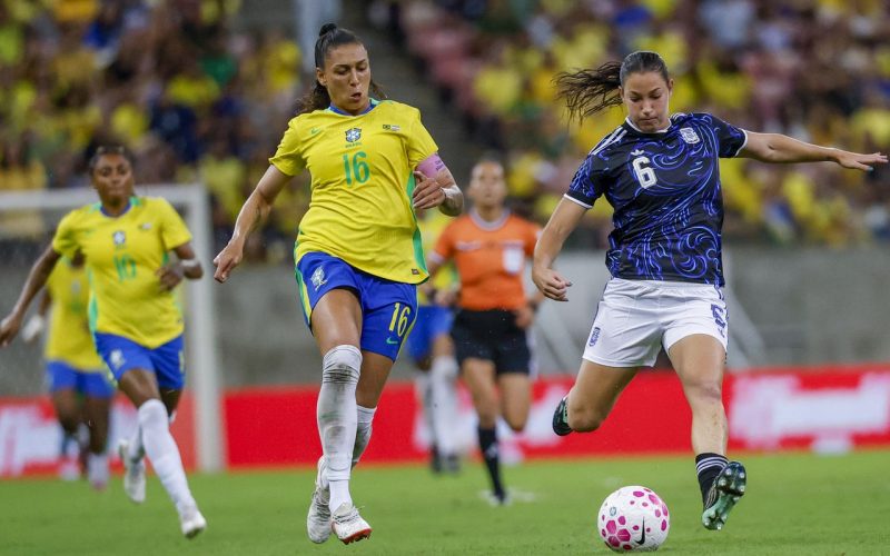 Brasil empata com Argentina em amistoso e técnico Arthur Elias faz avaliações para convocação futura