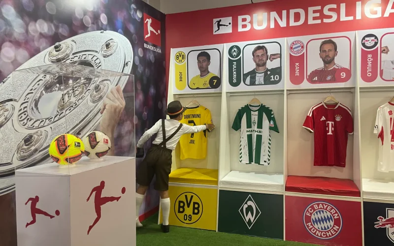 Bundesliga anima Oktoberfest em Blumenau com ex-jogadores e atividades interativas para os torcedores
