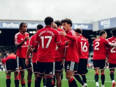 Como e Manchester United buscam a vitória na estreia oficial do Como contra um clube inglês na Champions League
