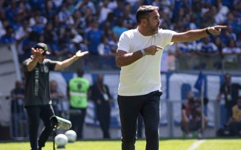 Artur Jorge, técnico do Cruzeiro, denuncia xenofobia após derrota para o Red Bull Bragantino no Campeonato Brasileiro