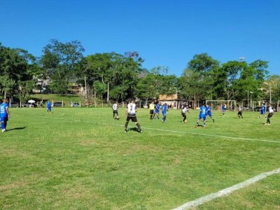 Campeonato Municipal de Futebol em Cachoeiro estreia com 43 gols e destaque para goleadas e equilíbrio nas categorias