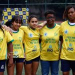 Ex-jogadoras da seleção brasileira de futebol inspiram meninas em escola do Rio com projeto Pioneiras nas Escolas