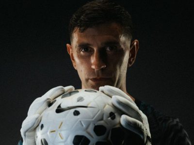Dibu Martínez é imobilizado e deixa jogo do Chelsea após choque na cabeça contra o Everton