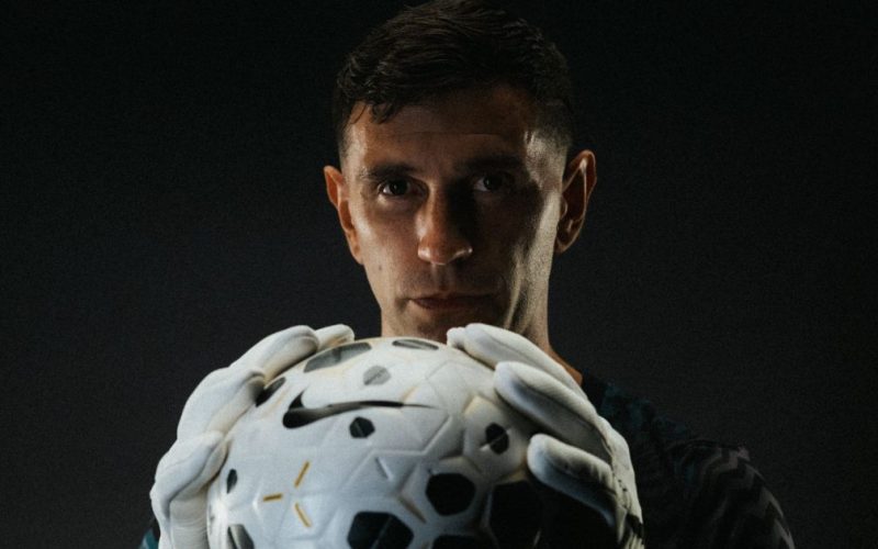 Dibu Martínez é imobilizado e deixa jogo do Chelsea após choque na cabeça contra o Everton