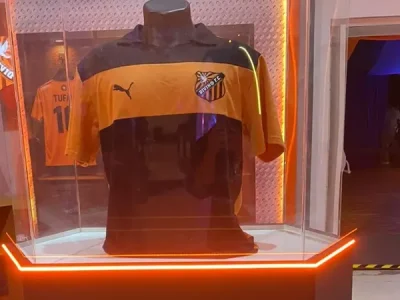 Camisas do Divino Futebol Clube, da novela Avenida Brasil 2, serão vendidas ao público em parceria com a Puma