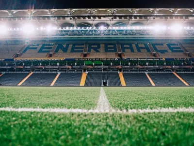 Fenerbahçe e Slavia Praga escalados para confronto crucial na Champions League hoje em Istambul