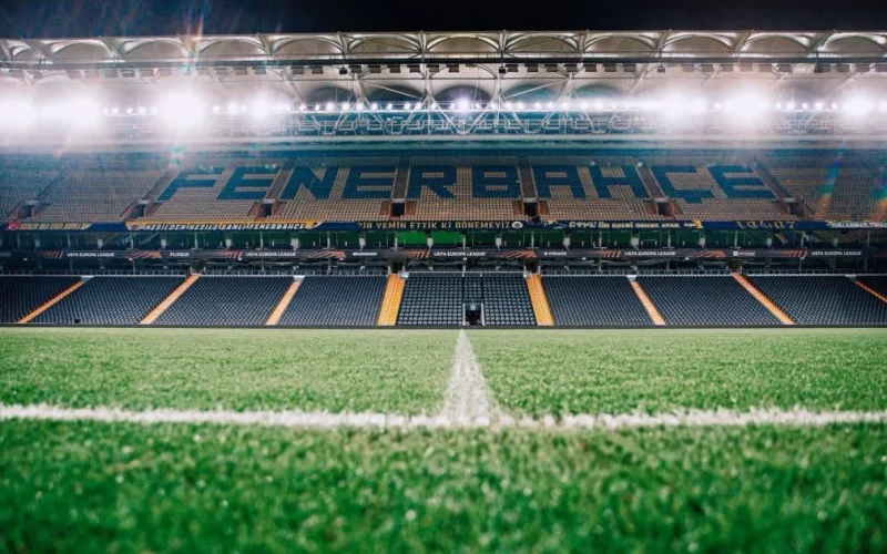 Fenerbahçe e Slavia Praga escalados para confronto crucial na Champions League hoje em Istambul