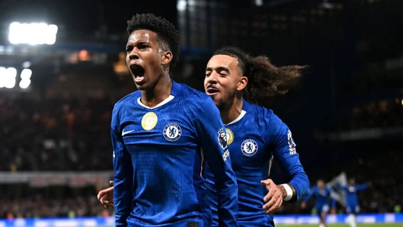 Estêvão fica no banco enquanto Chelsea vence Everton e busca o G4 da Premier League