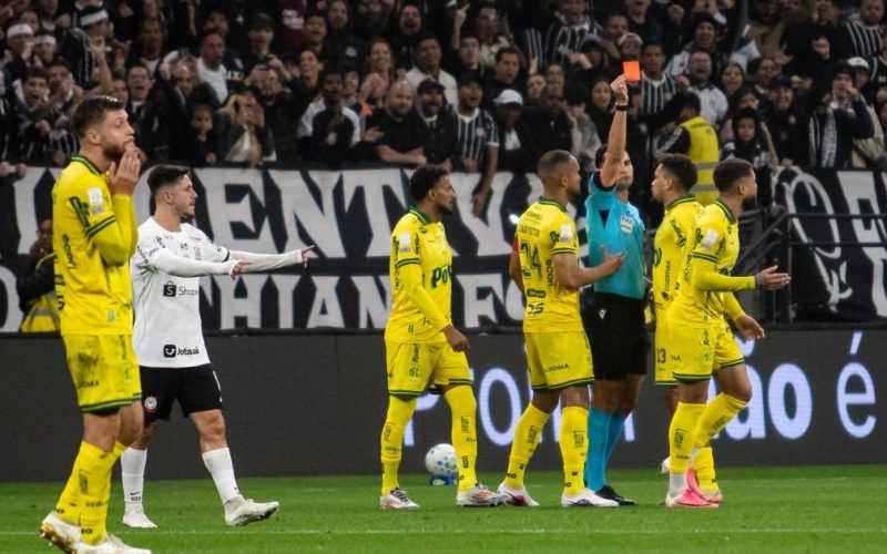 Expulsão de Bruno Santos complica o Mirassol no início do duelo contra o Corinthians na Neo Química Arena