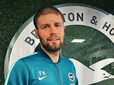 Fabian Hürzeler: De modelo frustrado a técnico em ascensão no Brighton, que ocupa a terceira posição da Premier League