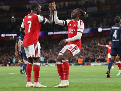 Arsenal brilha na Champions e vence Lille com gols na etapa final; Giroud é aplaudido pela torcida