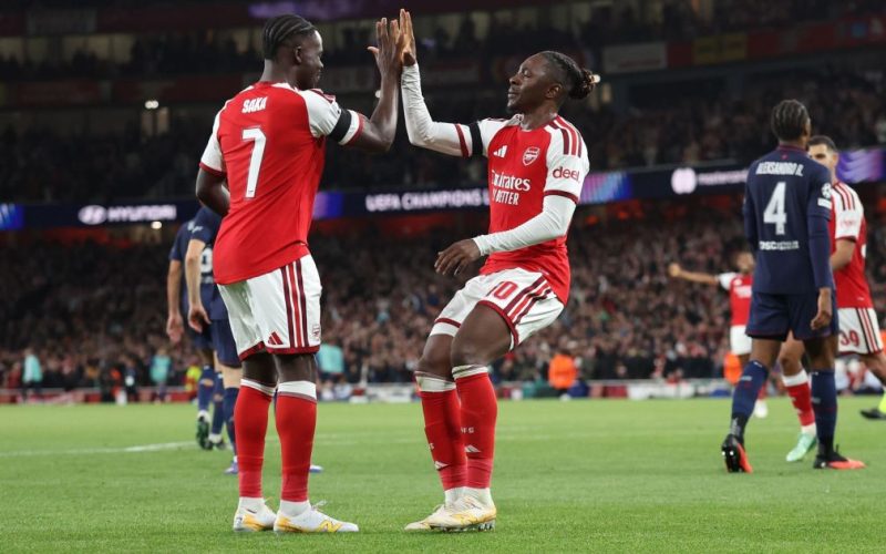 Arsenal brilha na Champions e vence Lille com gols na etapa final; Giroud é aplaudido pela torcida
