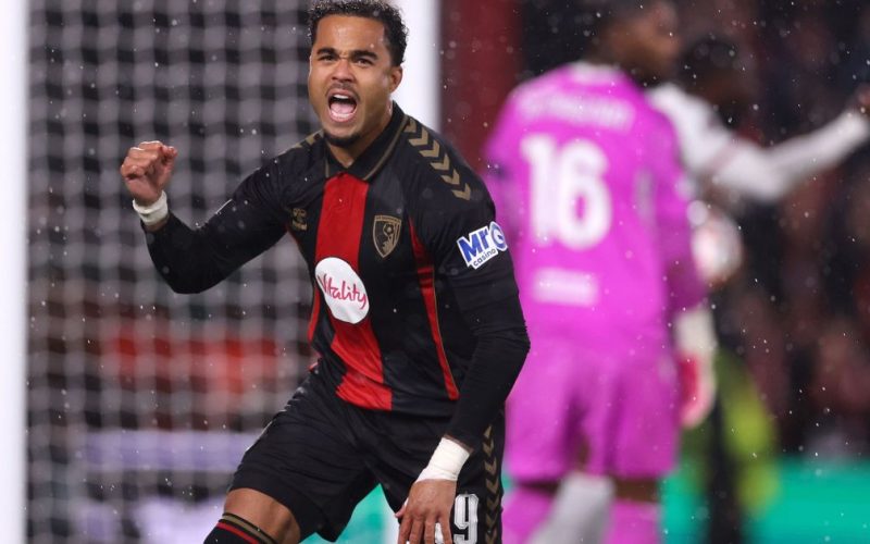 Bournemouth aproveita expulsão de Mike Maignan e mantém 100% na Europa League com vitória sobre o Milan