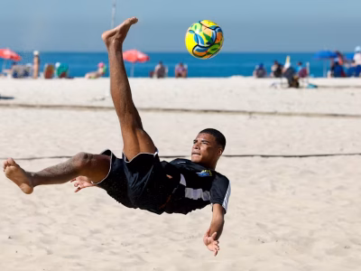 Brasil busca título no Sul-Americano Sub-20 de Futebol de Areia 2026 em Lima com novo elenco sob comando de Juninho Santos