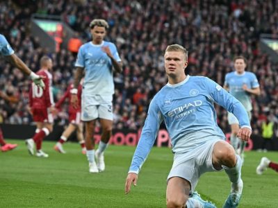 Haaland brilha e Manchester City goleia Liverpool, assumindo a liderança da Premier League