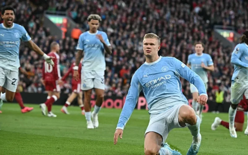 Haaland brilha e Manchester City goleia Liverpool, assumindo a liderança da Premier League