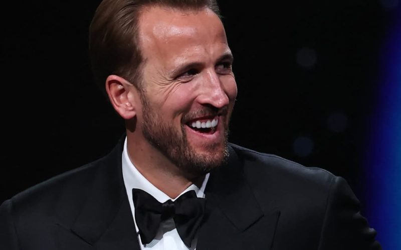 Kane agradece a Mourinho e treinador em discurso após conquistar a Bola de Ouro de 2026