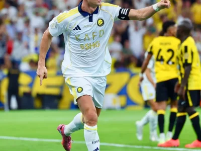 Cristiano Ronaldo se destaca como o jogador mais bem pago do mundo, com ganhos de US$ 300 milhões na temporada 2026/27