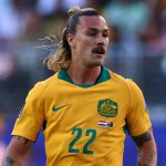 Jackson Irvine usa o número 13 em homenagem ao ex-presidente Lula em dia de eleições no Brasil