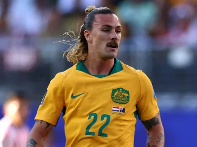 Jackson Irvine usa o número 13 em homenagem ao ex-presidente Lula em dia de eleições no Brasil