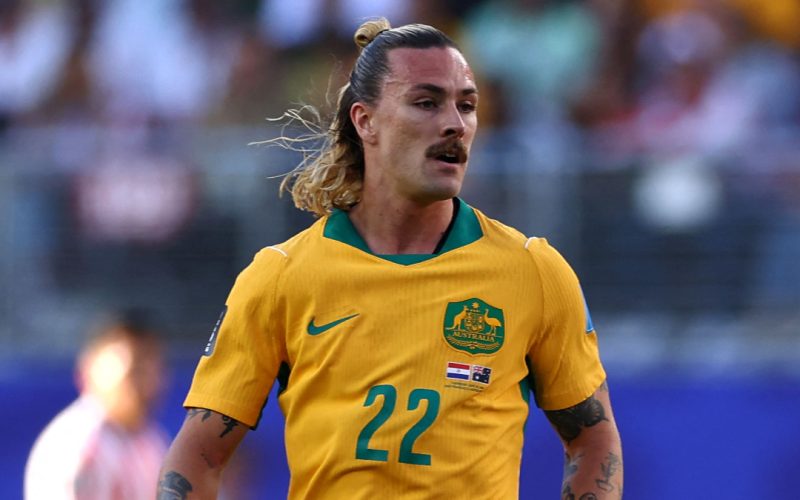 Jackson Irvine usa o número 13 em homenagem ao ex-presidente Lula em dia de eleições no Brasil