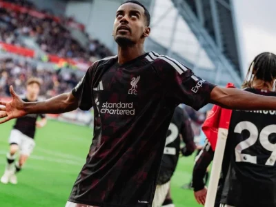 Liverpool supera Brentford de virada e se aproxima do G4 da Premier League