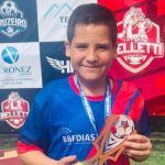 Luccas Campos, jovem talento de Vinhedo, sonha em ser profissional no futebol com apoio da família e dedicação nos treinos
