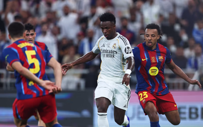 Mourinho vive nostalgia e rivalidade no primeiro El Clásico após retorno ao Real Madrid