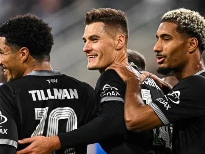 Leverkusen goleia Lech Poznań por 4 a 0 e Patrick Schick brilha com dois gols de pênalti na Liga Europa