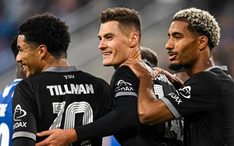 Leverkusen goleia Lech Poznań por 4 a 0 e Patrick Schick brilha com dois gols de pênalti na Liga Europa
