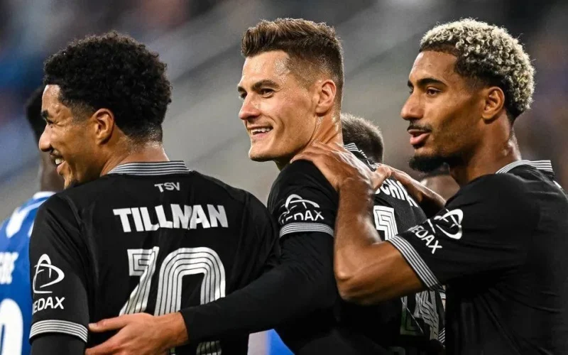 Leverkusen goleia Lech Poznań por 4 a 0 e Patrick Schick brilha com dois gols de pênalti na Liga Europa