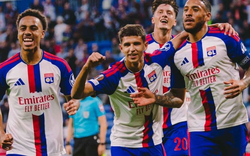 Lyon mantém 100% na Europa League com vitória emocionante sobre o Crystal Palace