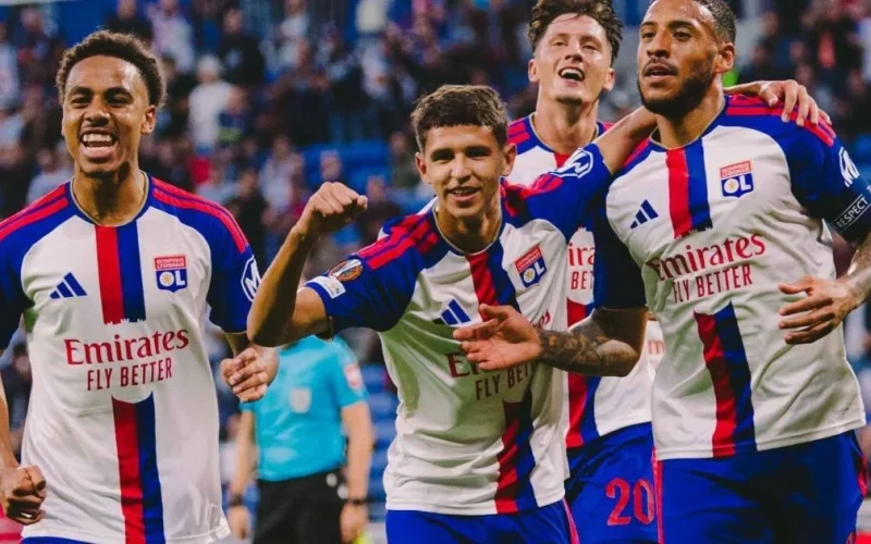 Lyon mantém 100% na Europa League com vitória emocionante sobre o Crystal Palace
