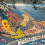 Barcelona aciona a Uefa após mosaico do PSG em referência a "Massacre da Serra Elétrica" durante partida da Champions League