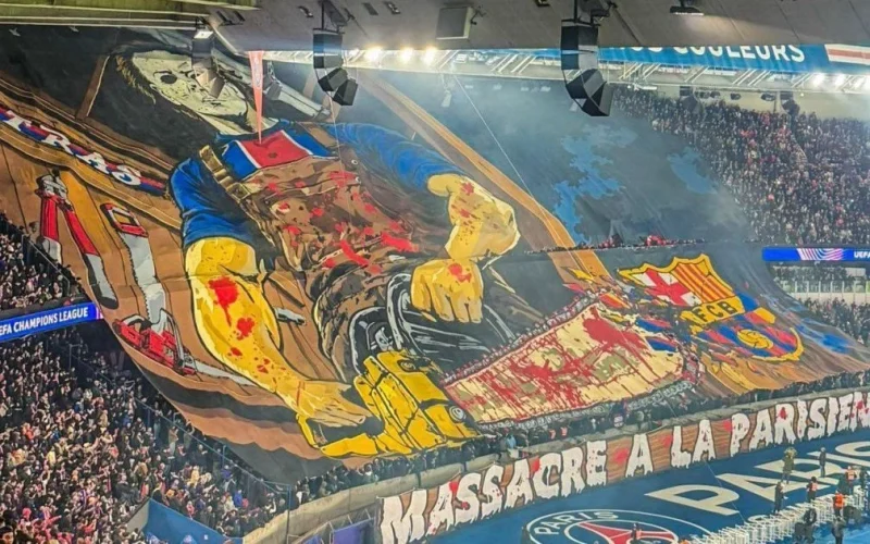 Barcelona aciona a Uefa após mosaico do PSG em referência a "Massacre da Serra Elétrica" durante partida da Champions League