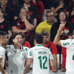 Palmeiras vence Athletico-PR por 2 a 0, assume liderança do Brasileirão e aguarda tropeço do Flamengo