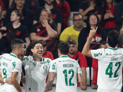 Palmeiras vence Athletico-PR por 2 a 0, assume liderança do Brasileirão e aguarda tropeço do Flamengo
