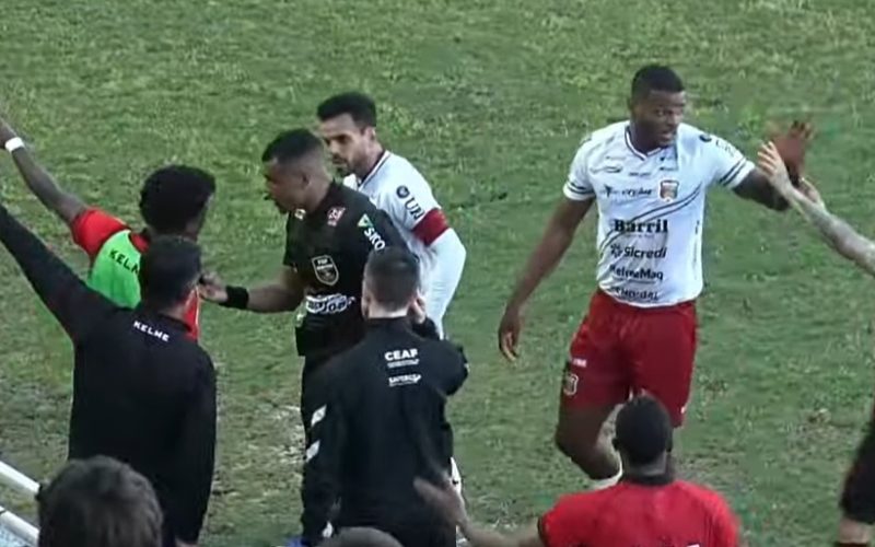 Protocolo antirracismo é ativado em jogo entre Brasil e União Frederiquense após denúncia de Denis Germano