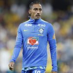 Hansi Flick expressa preocupação com convocação de Raphinha para a Seleção Brasileira e sua gestão no Barcelona