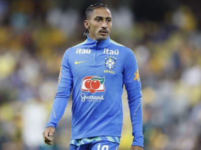 Hansi Flick expressa preocupação com convocação de Raphinha para a Seleção Brasileira e sua gestão no Barcelona