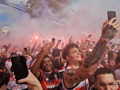 São Paulo faz história e bate recorde de público no futebol feminino na América do Sul com 49.405 torcedores na final contra o Corinthians