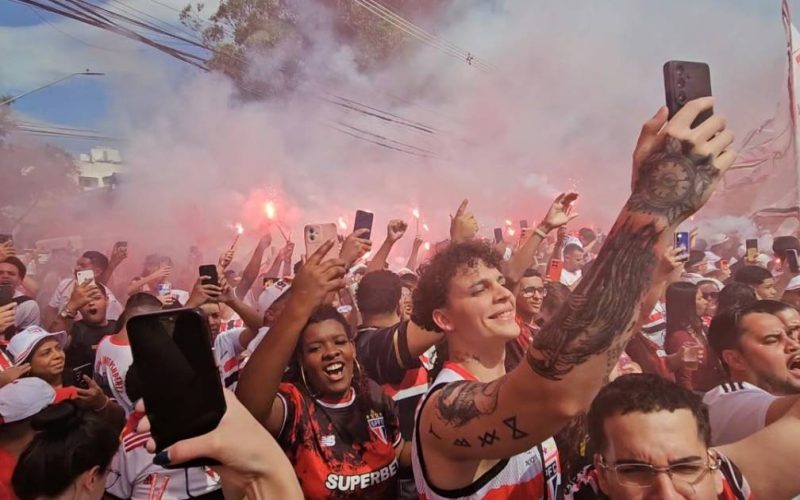 São Paulo faz história e bate recorde de público no futebol feminino na América do Sul com 49.405 torcedores na final contra o Corinthians