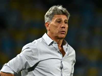 Renato Gaúcho defende auxiliar preso e critica imprensa enquanto declara apoio a Flávio Bolsonaro