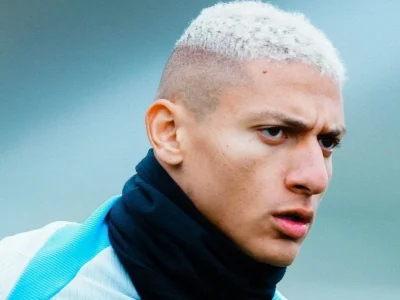 Richarlison marca gol e estreia pelo sub-21 do Tottenham após afastamento de dois meses