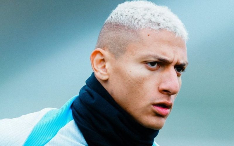 Richarlison marca gol e estreia pelo sub-21 do Tottenham após afastamento de dois meses