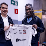 Seedorf chega ao Brasil e é anunciado como novo técnico do Corinthians em meio à crise no Brasileiro