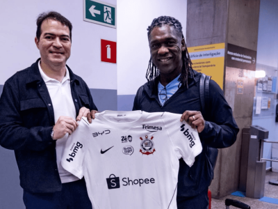 Seedorf chega ao Brasil e é anunciado como novo técnico do Corinthians em meio à crise no Brasileiro