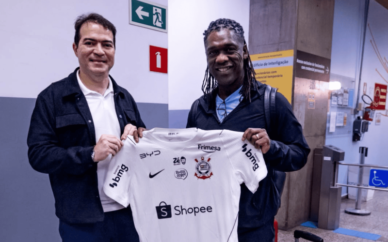 Seedorf chega ao Brasil e é anunciado como novo técnico do Corinthians em meio à crise no Brasileiro