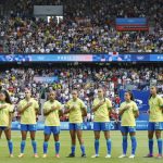 Quase 50% das jogadoras de futebol consideram deixar o esporte por pressão financeira e saúde mental, aponta relatório da FIFPRO
