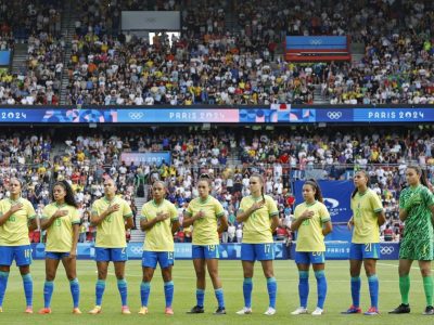 Quase 50% das jogadoras de futebol consideram deixar o esporte por pressão financeira e saúde mental, aponta relatório da FIFPRO